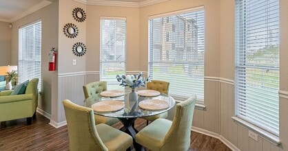 1901 Forest Oaks Dr in Houston, TX - Building Photo - Building Photo