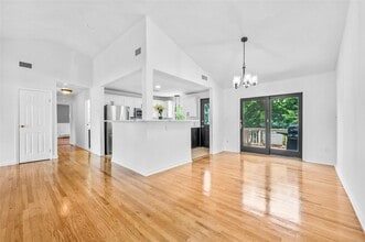 65 Hampton Ave in Mastic, NY - Building Photo - Building Photo