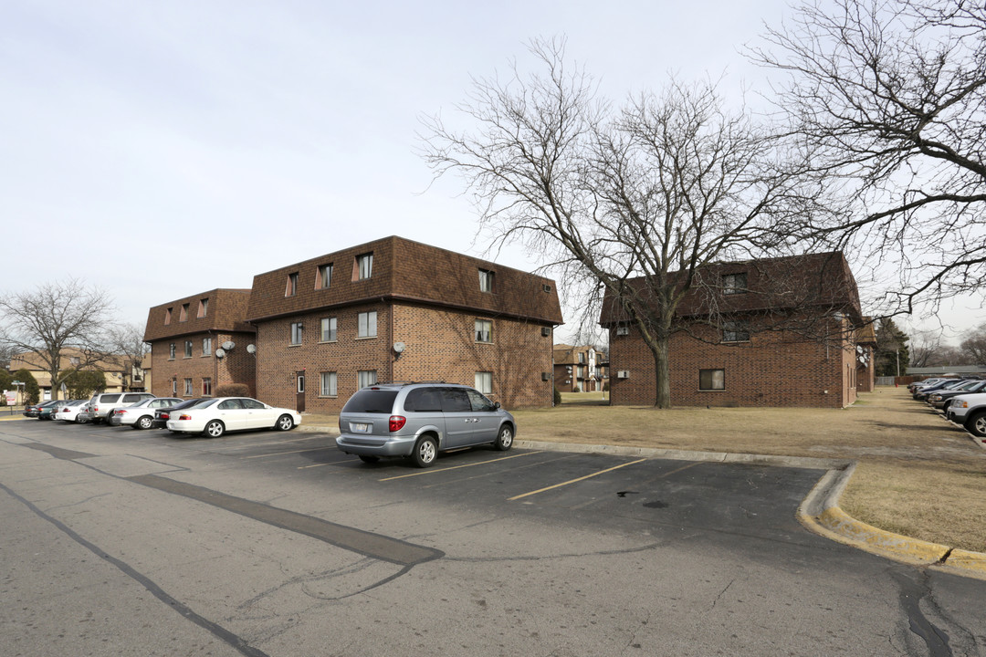 1051 Ferrari Dr in Bensenville, IL - Foto de edificio