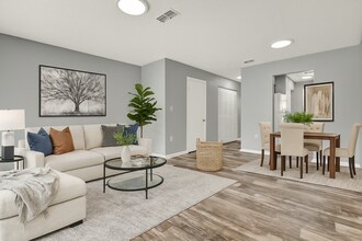 210 Whispering Oaks Ct in Orange City, FL - Foto de edificio - Building Photo