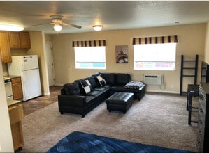 1 NE Park Ln in Fairview, OR - Foto de edificio - Building Photo