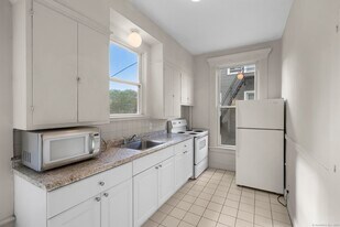 113 E Main St in Meriden, CT - Building Photo