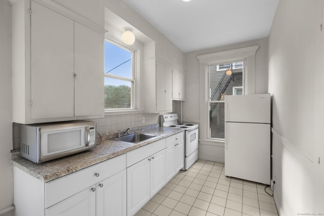 113 E Main St in Meriden, CT - Building Photo