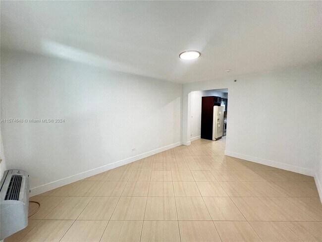 220 Collins Ave, Unit 2A in Miami Beach, FL - Building Photo - Building Photo