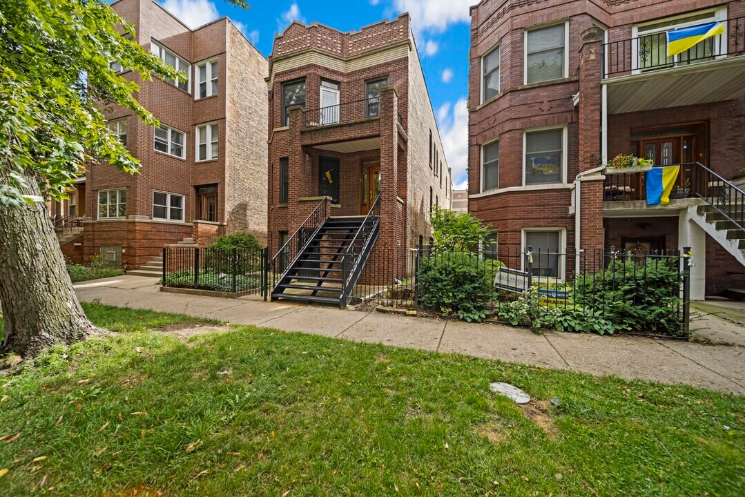 2325 W Rice St, Unit 2F in Chicago, IL - Foto de edificio