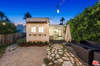 2624 S Palm Grove Ave in Los Angeles, CA - Building Photo - Building Photo