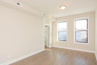 2350 N Kimball Ave, Unit G05C in Chicago, IL - Building Photo - Building Photo
