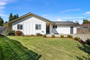 872 W N St in Springfield, OR - Building Photo