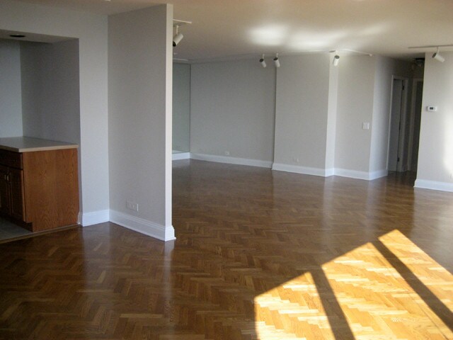 2500 N Lakeview Ave in Chicago, IL - Building Photo