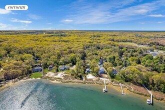 233 Noyack Rd in Southampton, NY - Building Photo - Building Photo