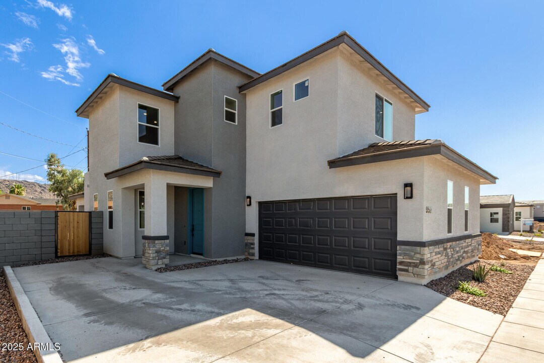957 E Desert Dr in Phoenix, AZ - Building Photo