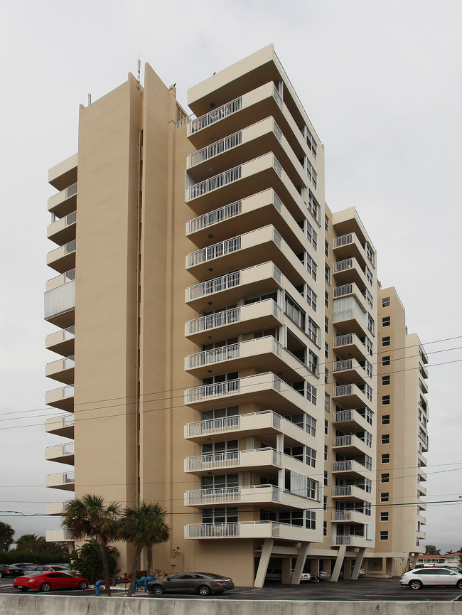 Hillsboro Light Towers in Pompano Beach, FL - Foto de edificio - Building Photo