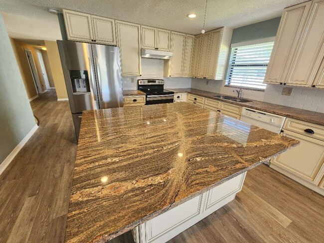 105 Desoto Dr in New Smyrna Beach, FL - Foto de edificio - Building Photo