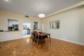 207 Shearwater Ct W, Unit 54 in Jersey City, NJ - Foto de edificio - Building Photo