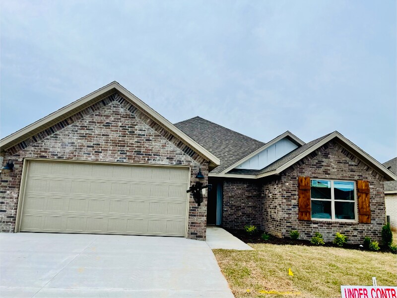 411 Palm St in Centerton, AR - Building Photo