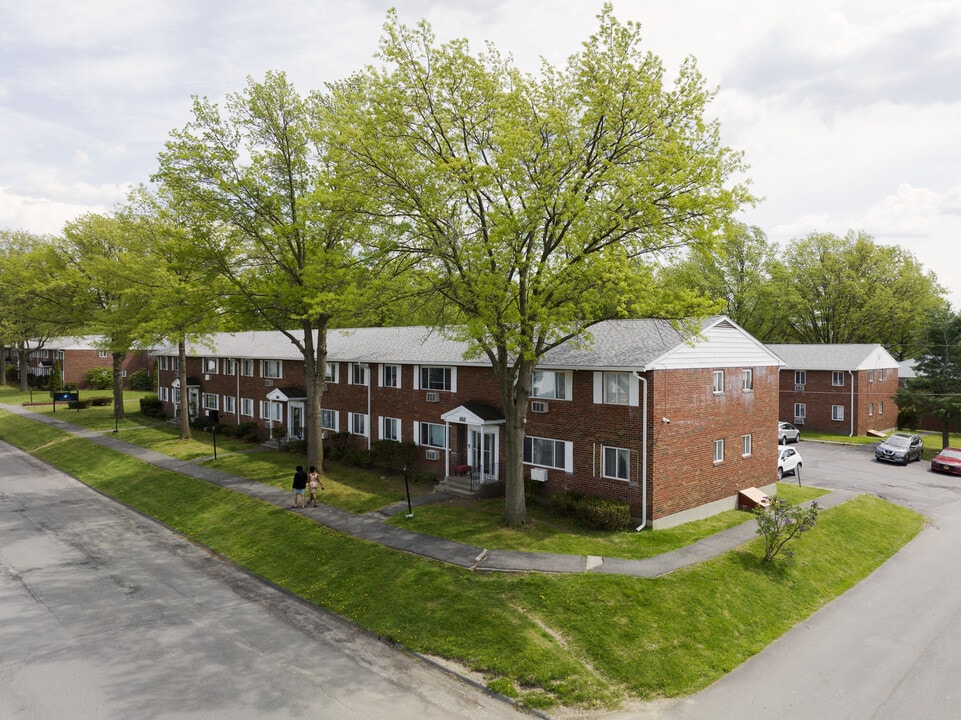 Harbour Point Gardens in Troy, NY - Foto de edificio