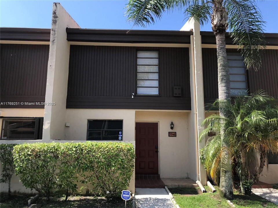 9948 NW 10th St in Pembroke Pines, FL - Building Photo