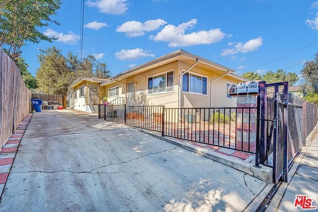 property at 4553 Huntington Dr N