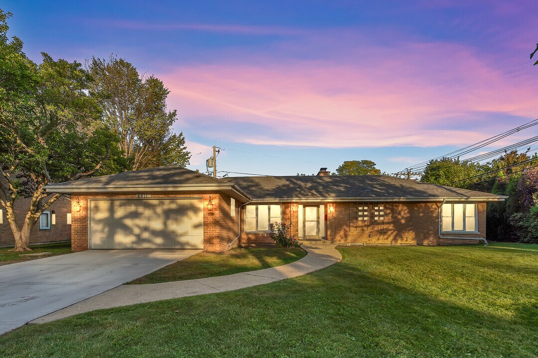 6811 N Kenneth Ave in Lincolnwood, IL - Building Photo
