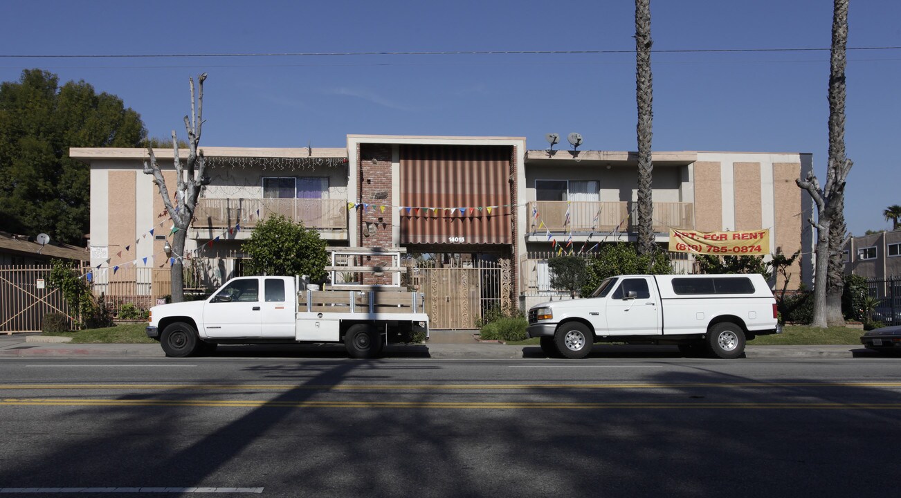 Oxnard Garden Apartments in Van Nuys, CA - Building Photo