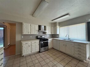 10238 White Elm Rd in Dallas, TX - Building Photo - Building Photo