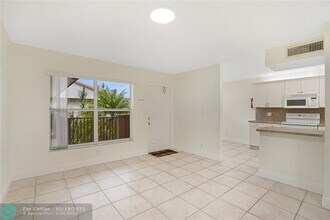 5508 Courtyard Dr in Margate, FL - Building Photo - Building Photo