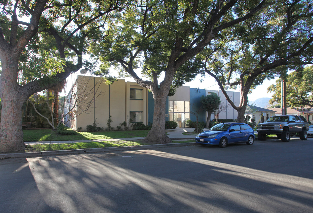 1020 W Angeleno Ave in Burbank, CA - Building Photo