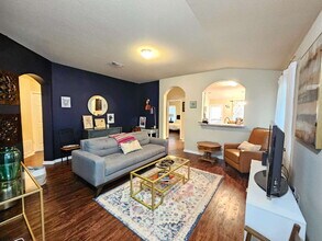 1608 Monte Vista Dr in Lockhart, TX - Building Photo - Building Photo