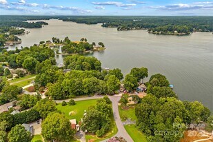 9598 Riviera Dr in Lake Norman of Catawba, NC - Building Photo