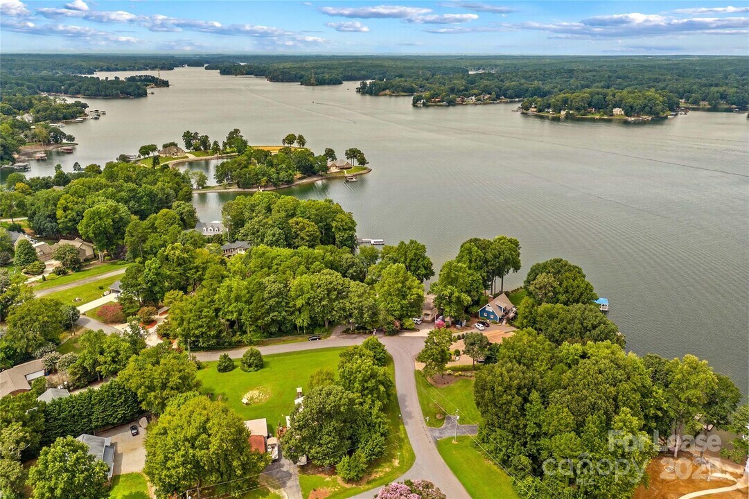 9598 Riviera Dr in Lake Norman of Catawba, NC - Building Photo