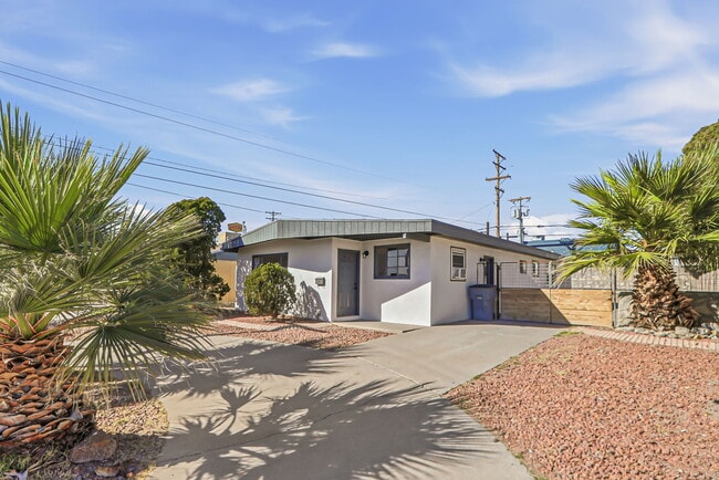 1105 N Clark Dr in El Paso, TX - Building Photo - Building Photo