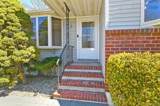 110 Dix Hills Rd in Huntington, NY - Building Photo - Building Photo