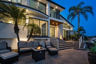 715 Bayside Dr in Newport Beach, CA - Building Photo