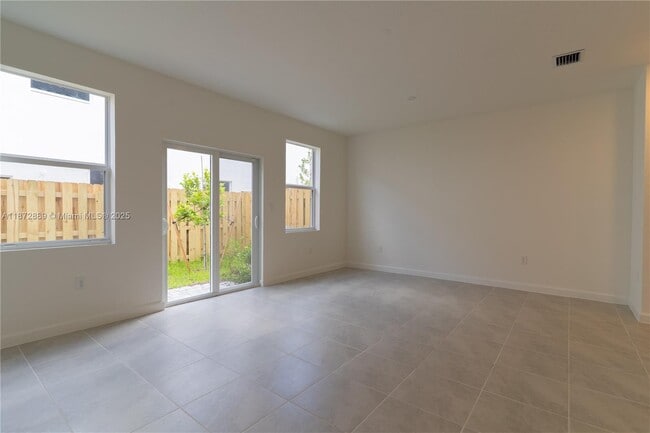 1075 SE 2nd St in Florida City, FL - Building Photo - Building Photo