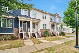 857 S Franklin St in Wake Forest, NC - Foto de edificio - Building Photo