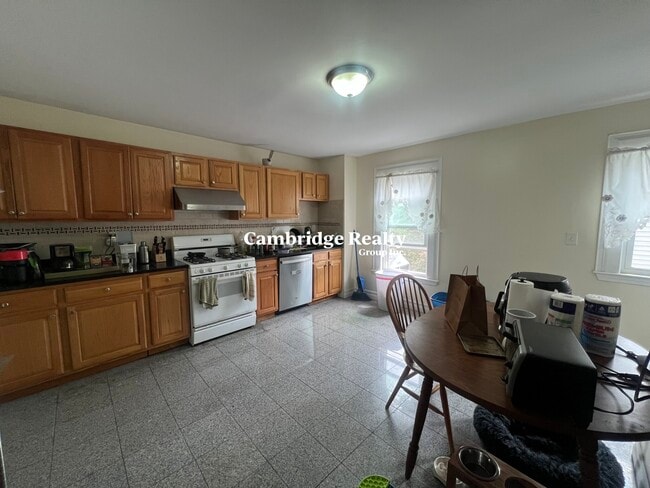 20 Thorpe St, Unit 2 in Somerville, MA - Building Photo - Building Photo