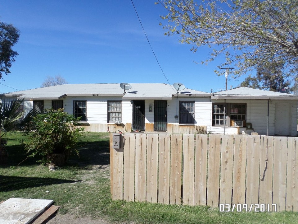 909 W Barnard St in Blythe, CA - Foto de edificio