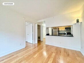 323 W 96th St in New York, NY - Building Photo - Building Photo