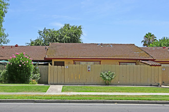 Meadowlark Apartments in Merced, CA - Foto de edificio - Building Photo