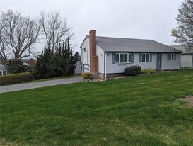 24 Longmeadow Ave in Middletown, RI - Building Photo