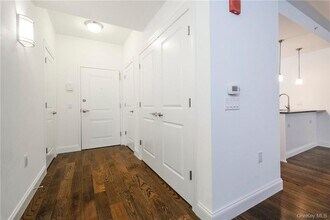 10 Byron Pl in Larchmont, NY - Building Photo - Building Photo