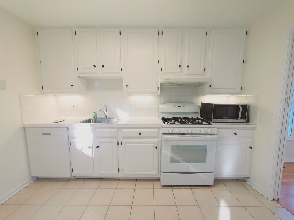 57 Whitmore Ln in Stamford, CT - Building Photo