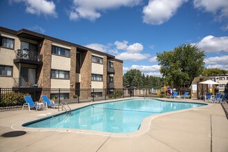 New Hope Garden and Village in New Hope, MN - Foto de edificio - Building Photo