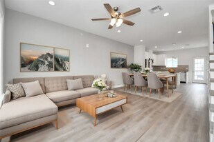 5262 Ella Blvd, Unit 300 A/B in Houston, TX - Building Photo