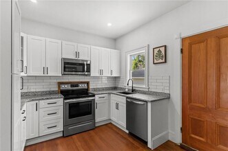 15 1/2 Bayview Ave in Newport, RI - Building Photo - Building Photo