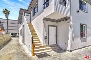 3242 Hutchison Ave in Los Angeles, CA - Building Photo