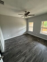 609 Sloan St in Weatherford, TX - Foto de edificio - Building Photo