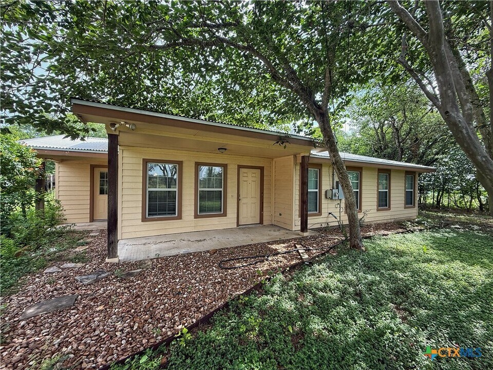 3339 Marion Rd in Marion, TX - Building Photo