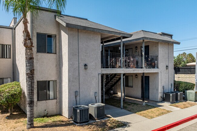 601 North East End Ave in Pomona, CA - Foto de edificio - Building Photo