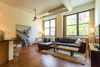 812 W Van Buren St in Chicago, IL - Building Photo - Building Photo